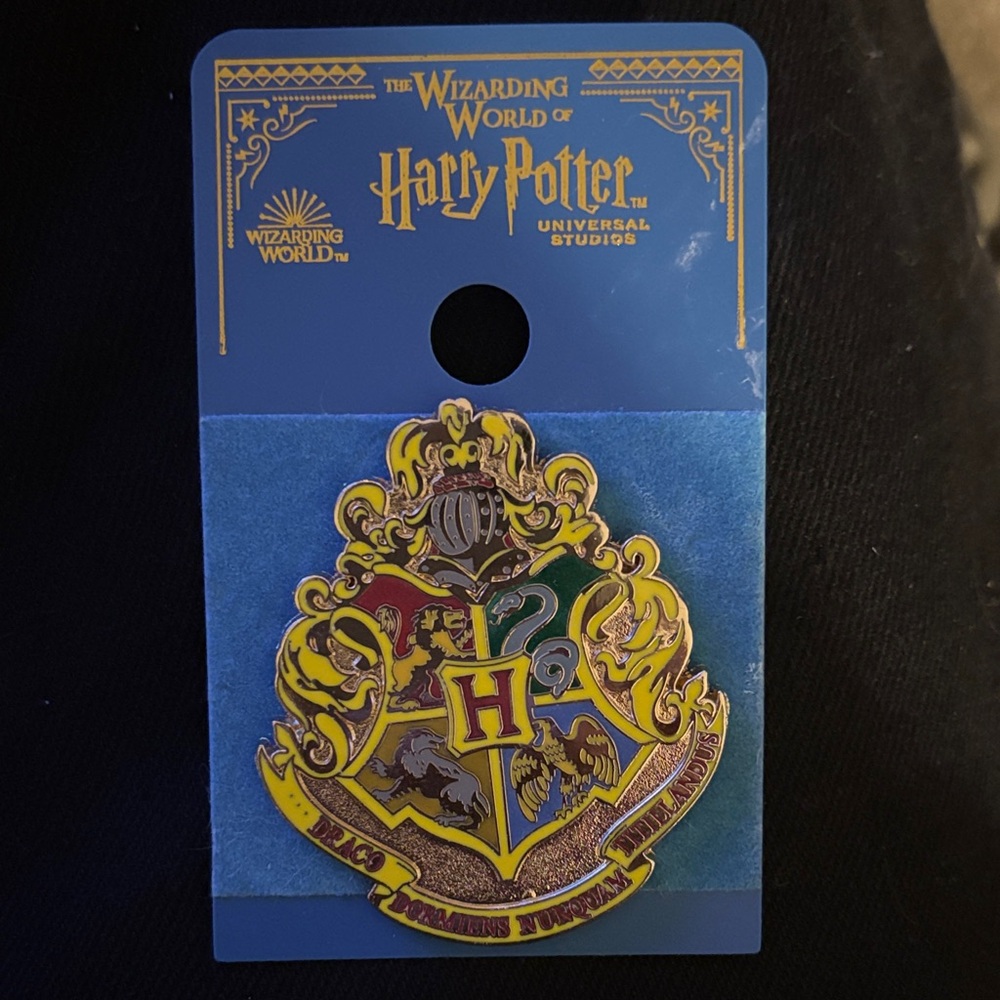 Harry Potter Hogwarts Crest Pin